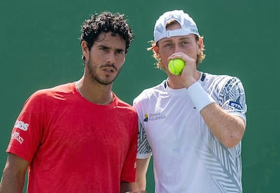 Adolfo Daniel Vallejo Álvarez (izquierda) e Ignacio Marcel Buse Acurio, durante el partido de la primera ronda de dobles en Shanghái.