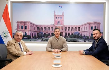 Dr. Isaías Fretes como nuevo ministro de Salud Pública y Bienestar Social y el Dr. Derlis León como nuevo presidente del IPS en reunión con el Presidente Santiago Peña