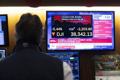 NEW YORK (United States), 04/04/2025.- A trader at the end of the trading day on the floor of the New York Stock Exchange in New York, New York, USA, on 04 April 2025. World financial markets are continuing to react to reciprocal tariffs that US President Donald Trump implemented this week and the Dow Jones industrial average lost 5.5% today. (Nueva York) EFE/EPA/JUSTIN LANE