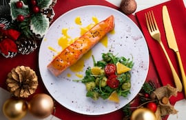 Salmón a la parrilla con salsa naranja.