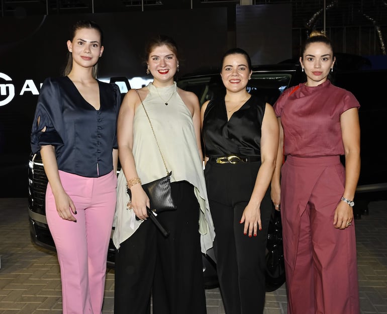 Azucena Vera y Paula Artunduaga junto con Tatiana y Alexandra Capdevila.