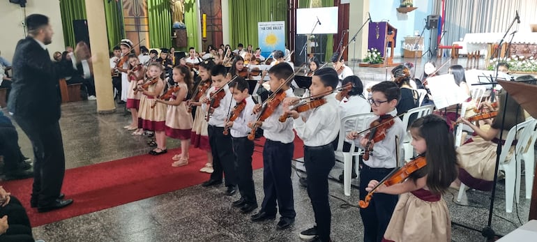 Alumnos de la carrera de violín del nivel inicial.