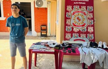 El detenido Marcos Gabriel Marín López y las evidencias incautadas.