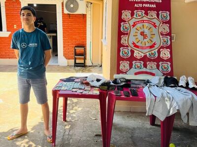 El detenido Marcos Gabriel Marín López y las evidencias incautadas.