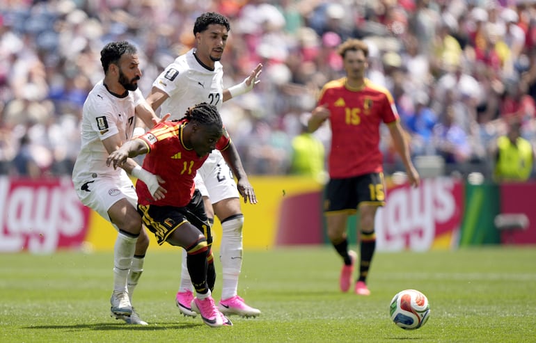 Jérémy Doku (C) de Bélgica en acción contra Mohanad Lasheen y Omar Marmoush (D) de Egipto durante el partido de la fase de grupos de la Copa Mundial de la FIFA 2026 entre Bélgica y Egipto, en Seattle, EE. UU.