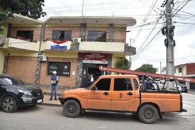 Funcionario en casco blanco y uniforme azul supervisa desconexión del medidor, mientras una camioneta naranja está estacionada cerca.