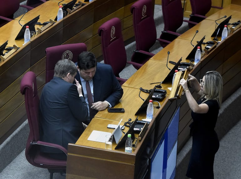 Los senadores cartistas Natalicio Chase y Patrick Kemper conversan antes de dejar sin cuórum la sesión de la Comisión Permanente.  