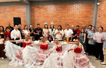 Acto de lanzamiento de la publicación Ndéve Guara Santaní, realizado días atrás en el departamento de San Pedro. En uso de la palabra, la periodista Estela Mareco.