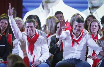 El expresidente Horacio Cartes y el actual mandatario, Santiago Peña, durante la campaña para las elecciones generales pasadas.