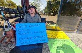 Hugo Rolón mantuvo su medida de protesta frente al Congreso.