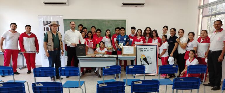 Libros de la Colección Grandes del Bicentenario llegaron al Colegio Nacional en Villa Ygatimí.