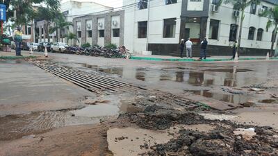 Denuncian que baches resaltan frente a la Gobernación de Cordillera