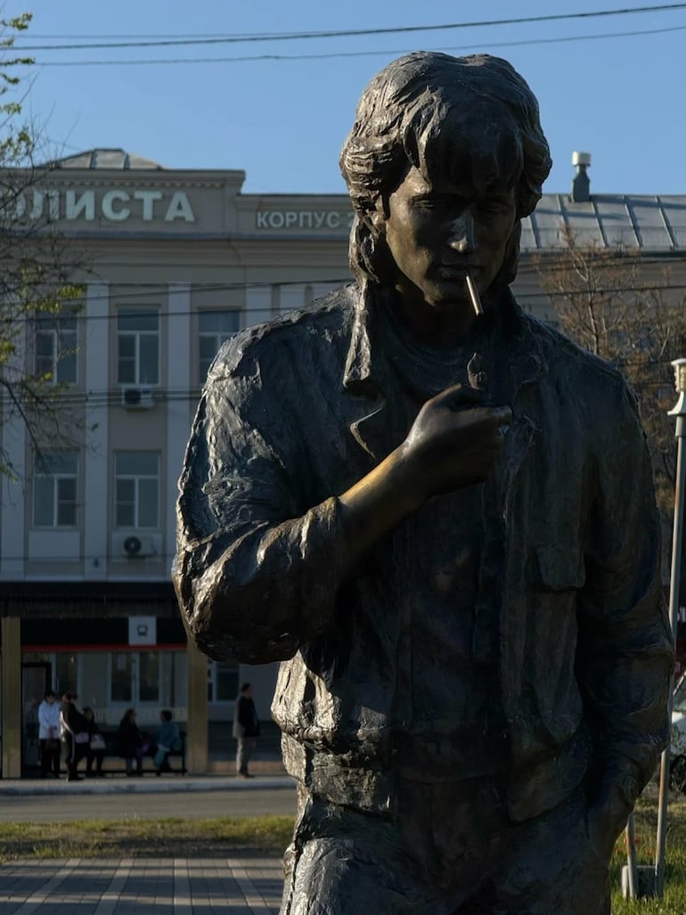 Estatua de Viktor Tsoi en  Elista, Rusia