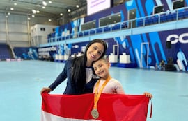 La patinadora Biabella Diéguez junto a su coach Natalia Ozuna.