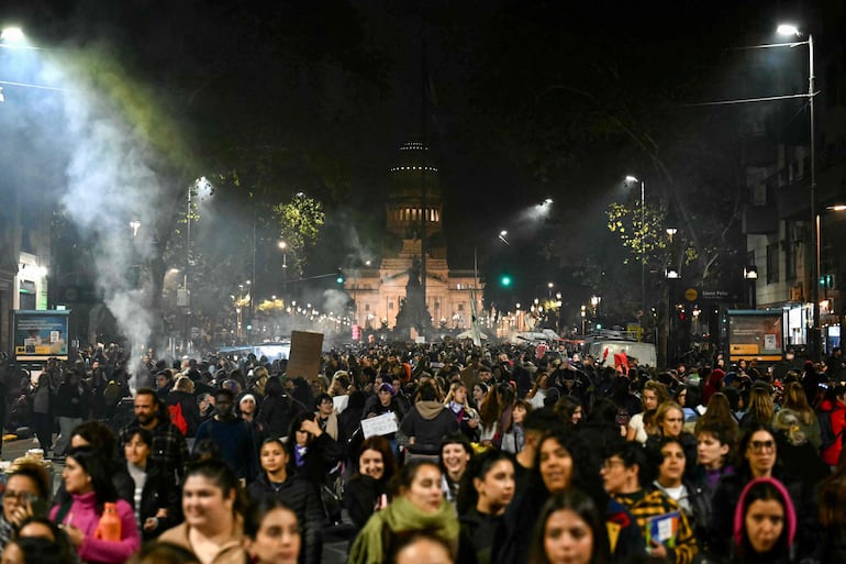 Mujeres participan en una marcha de «Ni una menos» en Buenos Aires el 3 de junio de 2026. 