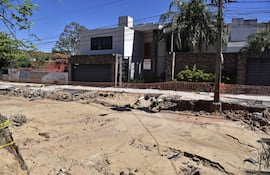Barrio Santo Domingo: Valiosa vivienda sobre Nuestra Señora del Carmen, en medio del caos del desagüe pluvial, ofrecida en alquiler.
