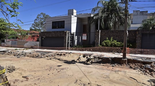 Barrio Santo Domingo: Valiosa vivienda sobre Nuestra Señora del Carmen, en medio del caos del desagüe pluvial, ofrecida en alquiler.