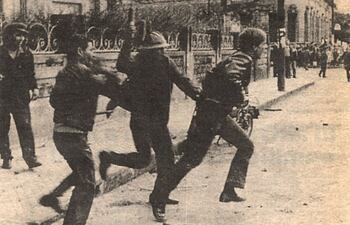 La combatividad estudiantil fue notoria durante la dictadura de Stroessner. Imagen: represión policial de estudiantes manifestándose frente a la Facultad de Ingeniería
