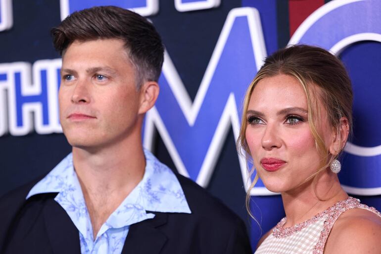 Scarlett Johansson y su marido Colin Jost se mostraron muy enamorados en la premier de "Fly Me to the Moon". )Charly TRIBALLEAU / AFP)