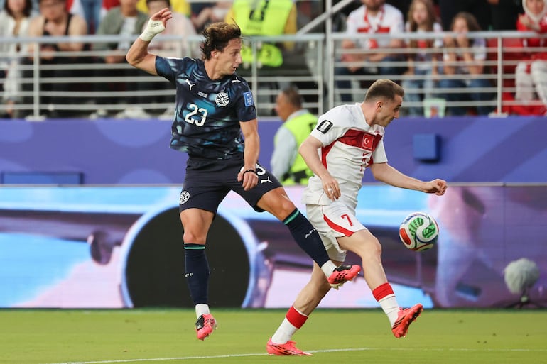 Kerem Aktürkoglu (d) de Turquía disputa el balón con Matías Galarza de Paraguay este viernes, en un partido del grupo D del Mundial de la FIFA 2026 entre Turquía y Paraguay, en el estadio Levi´s en Santa Clara (Estados Unidos).