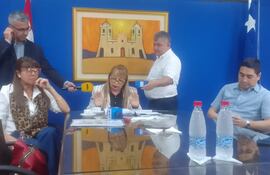 La senadora Celeste Amarilla (PLRA), la vice del PLRA, Alba Talavera y el senador Eduardo Nakayama (PLRA) en la bancada "A" del Senado.