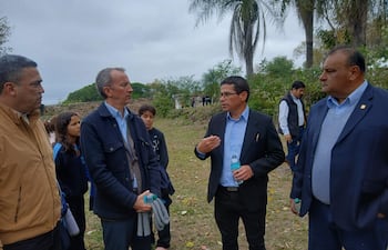 Javier Parrondo dialoga con las autoridades locales del Alto Paraguay