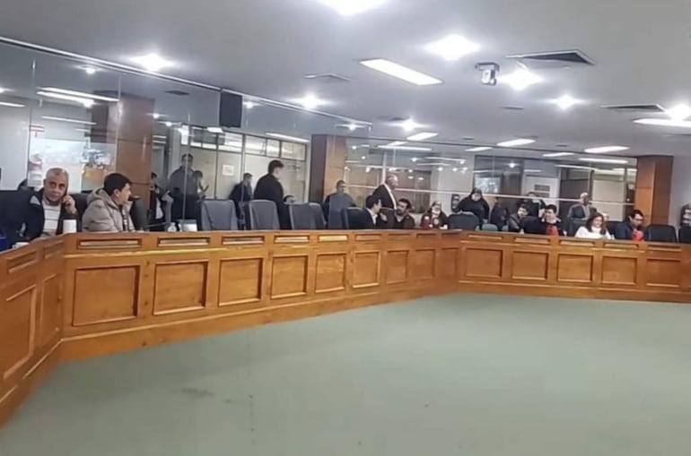 Asunción: Maniobra cartista frena envío a Contraloría de balance de Luis Bello - Nacionales