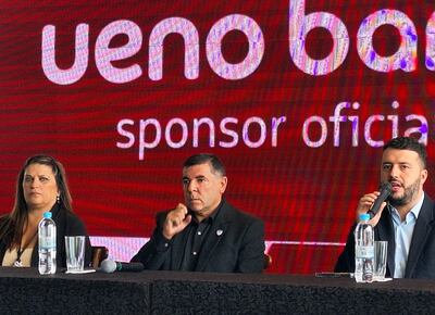 Directivos de Encarnación FC junto a Marcelo Cardozo, de ueno bank (der.) en la ceremonia de firma de alianza.