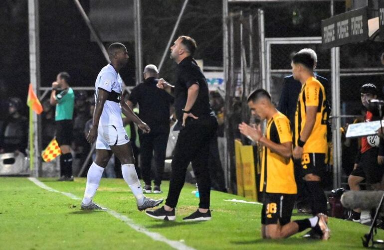El argentino Pablo de Muner (c), técnico de Guaraní, en el partido contra Olimpia por la jornada 16 del torneo Clausura 2023 en el estadio Rogelio Silvino Livieres, en Asunción.