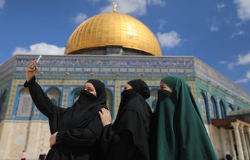 Musulmanas recorren la mezquita de Al-Aqsa. Israel aplicará un fuerte dispositivo de seguridad por Ramadán.
