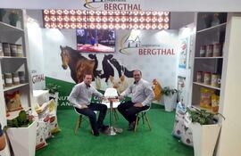 En su stand, la Cooperativa Bergthal Ltda. presenta la variedad de productos balanceados de alta calidad para el mercado local.