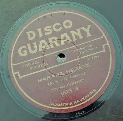 Disco de vinilo 'DISCO GUARANY' con diseño rojo y letras amarillas, destaca la grabadora Giménez y el tema 'MARADE NÉRICOI'.
