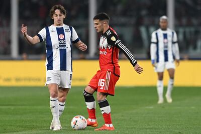 AMDEP4490. CÓRDOBA (ARGENTINA), 14/08/2024.- Matías Galarza de Talleres disputa un balón con Fabricio Bustos de River este miércoles, en el partido de ida de octavos de final de la Copa Libertadores entre Talleres y River Plate en el estadio Mario Alberto Kempes en Córdoba (Argentina). EFE/ Ariel Alejandro Carreras