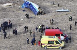 Integrantes de los cuerpos de emergencias trabajan en el lugar donde se estrelló un avión de pasajeros este miércoles, cerca de Aktau (Kazajistán).  La autoridad aeronáutica rusa Rosaviatsia reconoció este viernes que el aeropuerto de Grozni, al que volaba el avión de Aerolíneas de Azerbaiyán (AZAL) siniestrado el miércoles, implementó un plan de contingencia ante los ataques de drones ucranianos contra la región rusa de Chechenia.
