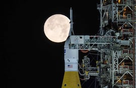 Fotografía cedida por la NASA que muestra el cohete del Sistema de Lanzamiento Espacial (SLS) y la nave espacial Orion (arriba) de la misión Artemis II instalados en las primeras horas del 1 de febrero de 2026 sobre la plataforma de lanzamiento móvil del Centro Espacial Kennedy de la NASA en Cabo Cañaveral, Florida (EE.UU.).