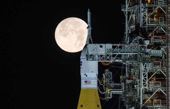 Fotografía cedida por la NASA que muestra el cohete del Sistema de Lanzamiento Espacial (SLS) y la nave espacial Orion (arriba) de la misión Artemis II instalados en las primeras horas del 1 de febrero de 2026 sobre la plataforma de lanzamiento móvil del Centro Espacial Kennedy de la NASA en Cabo Cañaveral, Florida (EE.UU.).