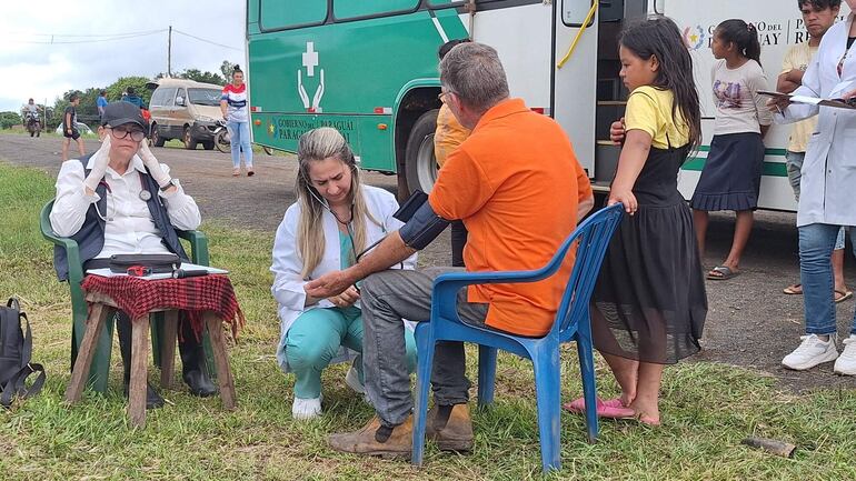 Asistencia médica del móvil de salud de la Entidad Binacional Yacyretá. Médicos detectaron varios cuadros respiratorios y un caso gastrointestinal entre los afectados atendidos.