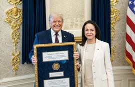 Fotografía tomada a través de rastreo de redes que muestra al presidente de Estados Unidos, Donald Trump, posando junto a la líder opositora venezolana María Corina Machado este jueves, en Washington (EE.UU).