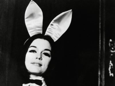 Gloria Steinem con traje de conejita en el Club Playboy en 1963