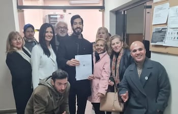 Rodrigo Franco, aspirante a la intendencia de Asunción por el PDC y sus candidatos a concejales, en la sede del TSJE.
