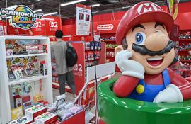 Un comprador (C) pasa junto a una exhibición de Super Mario en una tienda de electrónica en la popular zona comercial de Akihabara, en el centro de Tokio, el 8 de septiembre de 2025.