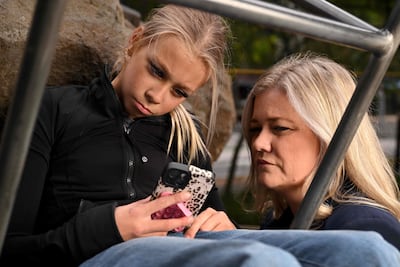 Zoe Jones madre de la influencer de 12 años Ava, en Melbourne. Tiktok acatará pionera ley de protección a menores de 16 años. 