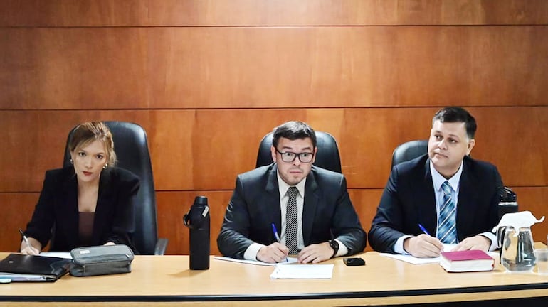 El Tribunal de Sentencia Especializado en Crimen Organizado, presidido por Pablino Barreto (c) e integrado por Inés Galarza (i) y Juan Alberto Dávalos (d).