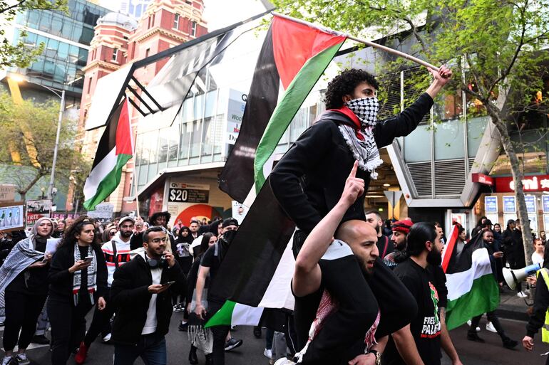 Manifestantes protestan contra la ocupación de los territorios palestinos y la guerra en Melbourne, Australia, este martes.

