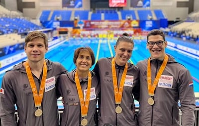 Charles Hockin, Diana Duque, Verónica Balsano y Julio Rey con la presea de oro en Japón.