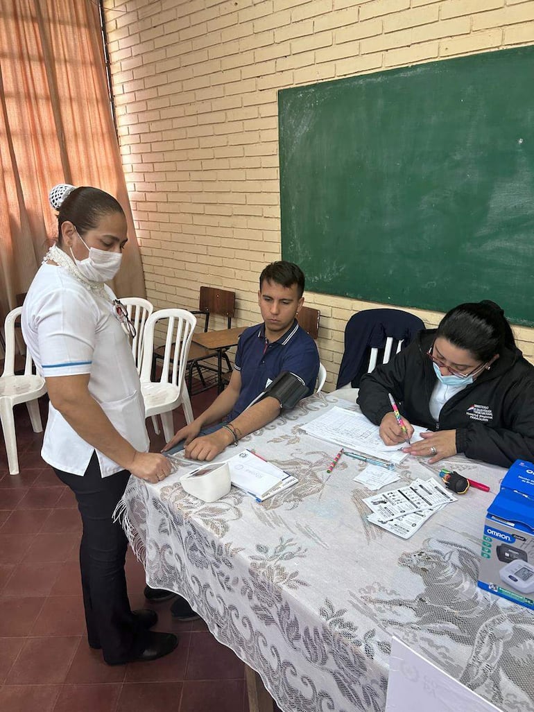 Durante la medición de la presión arterial, se detectó que varios jóvenes presentaban hipertensión.