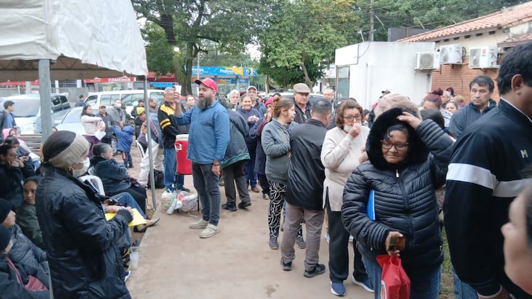 Para apaciguar las aguas desde el Hospital General ofrecieron cocido con leche con rosquita mientras los pacientes esperaron por su agendamiento.