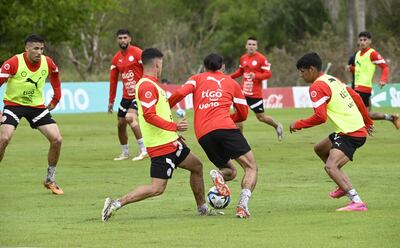 Jesús Medina, con la pelota, sale en medio de Robert Rojas, Richard Sánchez y Álvaro Campuzano.