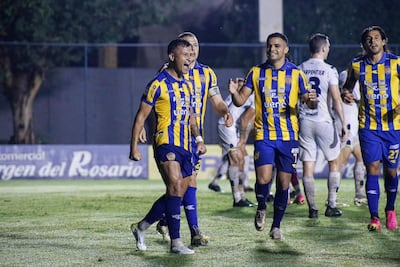 Con un testazo, Rodi Ferreira (26 años) rompió el cero. Lo acompañan Marcelo Ferreira (30) y Pablo Aguilar (37).