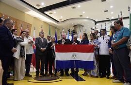 Autoridades, artistas y gestores culturales celebran el reconocimiento de la guarania como Patrimonio Cultural Inmaterial de la Humanidad durante la reunión de la Unesco, en el Centro de Convenciones de la Conmebol.